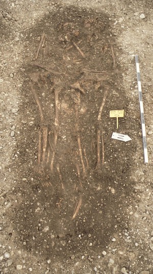 Abb: Detail des Ausgrabungsbefundes von Aschheim, rechts Skelett der positiv auf Pest getesteten jungen Frau, die Frauen hielten sich bei Bestattung bei den Händen